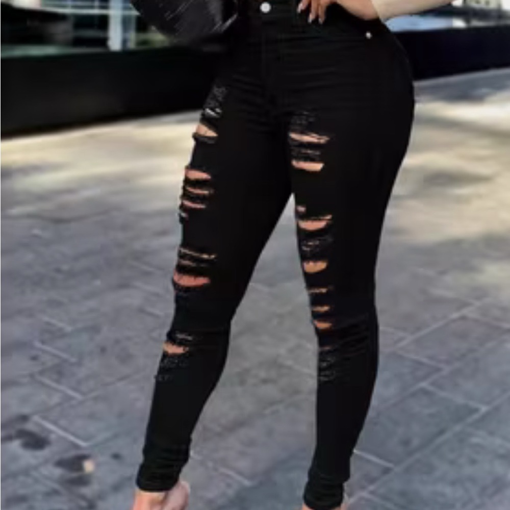 Vibrant MIU Stylish Black Distressed Jeans